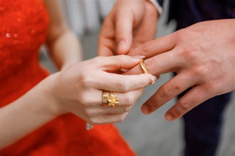 求婚戒指中指無名指|求婚、訂婚、結婚戒指要戴哪隻手？三分鐘教你挑對戒。